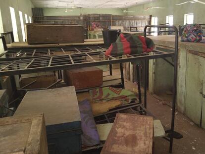 El equipaje de las niñas secuestradas el pasado febrero por Boko Haram, en el colegio de Dapchi (Nigeria) en el que cursan estudios, en una foto del pasado 6 de marzo.