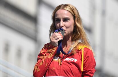 La española Raquel González (Mataró, Barcelona; 32 años) se ha proclamado este martes subcampeona de Europa de 35 kilómetros marcha, con un tiempo de 2:49:10. En la imagen, la atleta besa la medalla de plata obtenida en la prueba que ha tenido lugar en las calles de Múnich (Alemania).