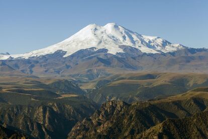 Mil metros por encima de las montañas circundantes, el monte Elbrus, en la cordillera del Caúcaso, intimida un poco por su altura (5.642 metros), pero no ofrece verdaderas dificultades técnicas; incluso un telesilla llega hasta los 3.800 metros, donde empieza la ascensión.