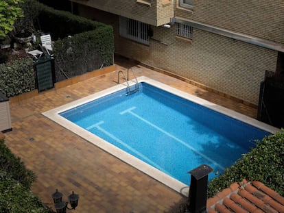 Una piscina en una urbanització del Baix Llobregat. 