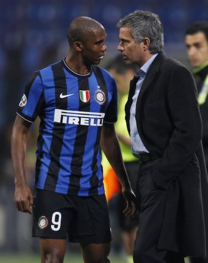 Mourinho da instrucciones a Eto'o en un choque contra el Juventus.