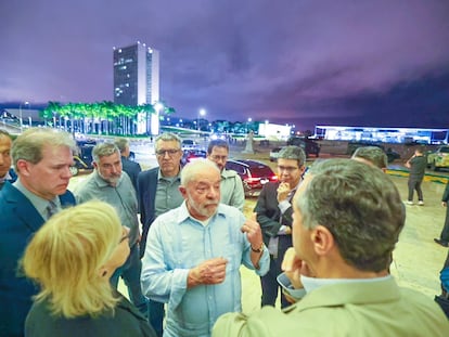 El presidente brasileño, Lula da Silva, aborda con algunas personas el asalto al Congreso por seguidores bolsonaristas, en Brasilia este domingo.