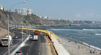 Vista de la playa La Pampilla, en Lima, donde se construye el malecón rodeado por una valla amarilla.