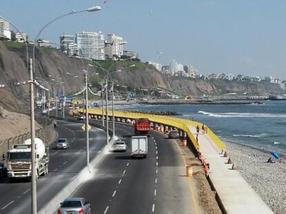 Vista de la playa La Pampilla, en Lima, donde se construye el malec&oacute;n rodeado por una valla amarilla.