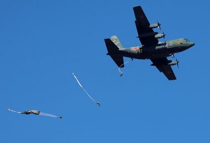 Soldados del ejército británico saltan de un avión japonés durante unas maniobras conjuntas de primeros de año entre Japón, Estados Unidos, el Reino Unido y Australia