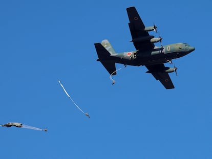 Soldados del ejército británico saltan de un avión japonés durante unas maniobras conjuntas de primeros de año entre Japón, Estados Unidos, el Reino Unido y Australia