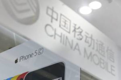 Detalle de los carteles que anuncian el iPhone 5c en una oficina de China Mobile durante el lanzamiento, este viernes, del nuevo teléfono en Pekín (China).