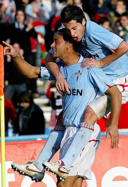 Jorge abraza a Baiano tras el gol de éste de penalti.