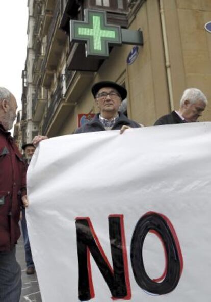 Duintasuna Elkartea ha comenzado este martes una campaña para animar a los jubilados a que no adelanten el dinero de los medicamentos.