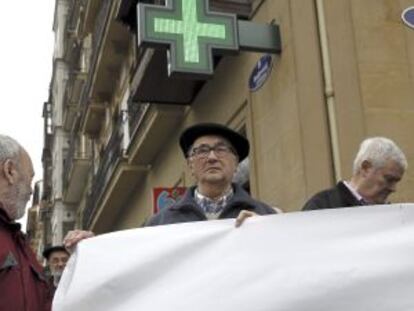 Duintasuna Elkartea ha comenzado este martes una campaña para animar a los jubilados a que no adelanten el dinero de los medicamentos.