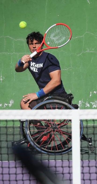 Cisco, jugando en las pistas de la Federación Madrileña de Tenis