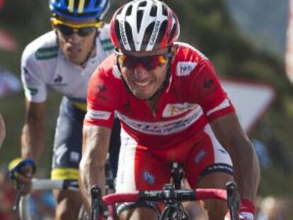 Purito y, tras &eacute;l, Contador, durante la etapa con final en el Cuitu Negru