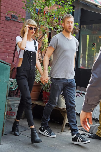 Taylor Swift y Calvin Harris salen de The Spotted Pig tras almorzar allí en 2015.