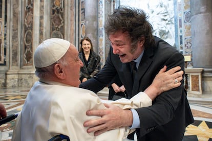 Abrazo entre el papa Francisco y el presidente argentino, Javier Milei.