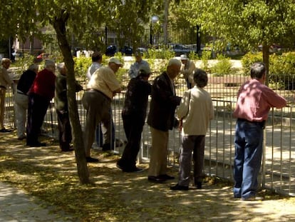 Un grupo de jubilados se re&uacute;nen en un parque para jugar a la petanca