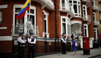 La policía británica monta guardia fuera de la embajada ecuatoriana este lunes.