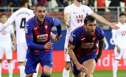 Sergi Enrich celebra tras marcar el primer gol al Granada, perseguido por Kike García.