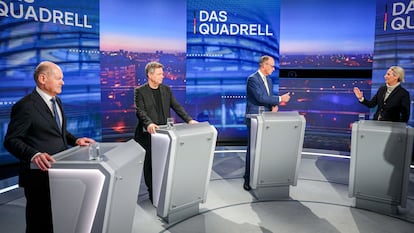 El canciller, Olaf Scholz, el ministro alemán de Economía y aspirante de Los Verdes, Robert Habeck, el candidato conservador, Friedrich Merz, y la colíder de Alternativa para Alemania (AfD), Alice Weidel, durante el debate de este domingo.