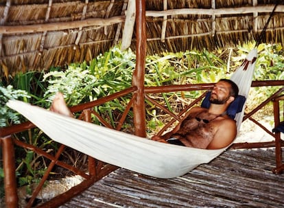 El periodista de viajes Sergi Ramis descansando en una hamaca del hotel Wasini, en Kenya.