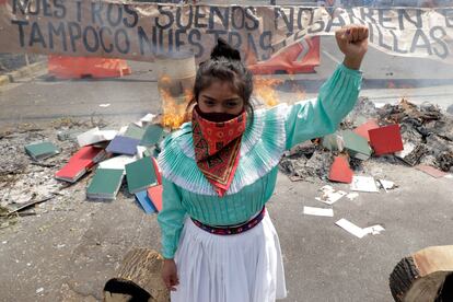 Mujer indgena otom protestando los ataques paramilitares contra el EZLN, el pasado 12 de abril en la Ciudad de Mxico.