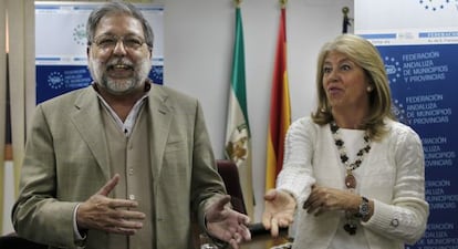 Francisco Toscano y &Aacute;ngeles Mu&ntilde;oz, en la sede de la FAMP, donde se reunieron para el traspaso de la presidencia.