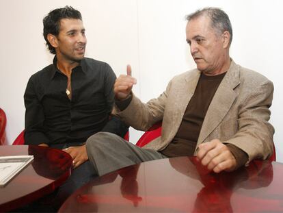 Arcángel y Juan Cobos Wilkins (derecha), ayer en la FNAC de Sevilla.