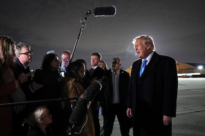 Donald Trump habla con los periodistas tras bajar del Air Force One en su regreso a Washington este domingo.