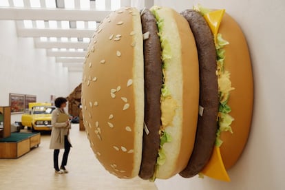 Un Big Mac gigante creado por el artista Tom Fiedmann en la Trienal de Arte y Alimentos de Milán (Italia) que podrá verse a partir del 9 de abril.