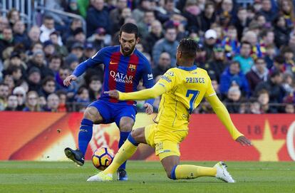 El delantero turco del Barcelona, Arda Turan y el centrocampista alemán del Las Palmas Kevin-Prince Boateng.