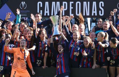 Las jugadoras del FC Barcelona levantan el trofeo de la Supercopa de España de fútbol femenino, tras su victoria en la final frente a la Real Sociedad, este domingo en el Estadio Romano de Mérida.
