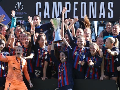 Las jugadoras del FC Barcelona levantan el trofeo de la Supercopa de España de fútbol femenino, tras su victoria en la final frente a la Real Sociedad, este domingo en el Estadio Romano de Mérida.