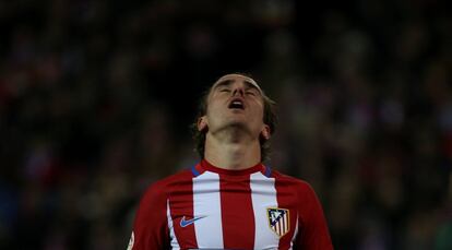 El jugador del Atlético de Madrid Antoine Griezmann reacciona durante una jugada del partido.