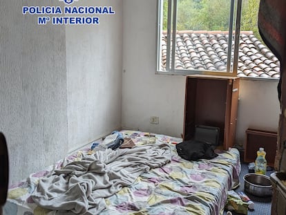 Una de las habitaciones en las que un hombre alojaba a migrantes irregulares a los que empadronaba y explotaba laboralmente, en Eibar (Gipuzkoa).