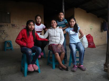 La familia Ventura Corona posa en su casa tras un duro año de convivencia, en Quiché, Guatemala.