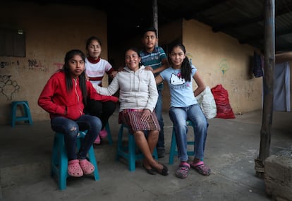 La familia Ventura Corona posa en su casa tras un duro año de convivencia, en Quiché, Guatemala.