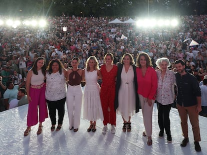 Desde la izquierda, Ione Belarra, Carolina Elías, Sira Rego, Yolanda Díaz, Mónica García, Ada Colau, Carla Antonelli, Marisa Paredes y Pablo Bustinduy.