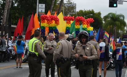 Agentes de policía en el desfile del orgullo gay de Los Ángeles.