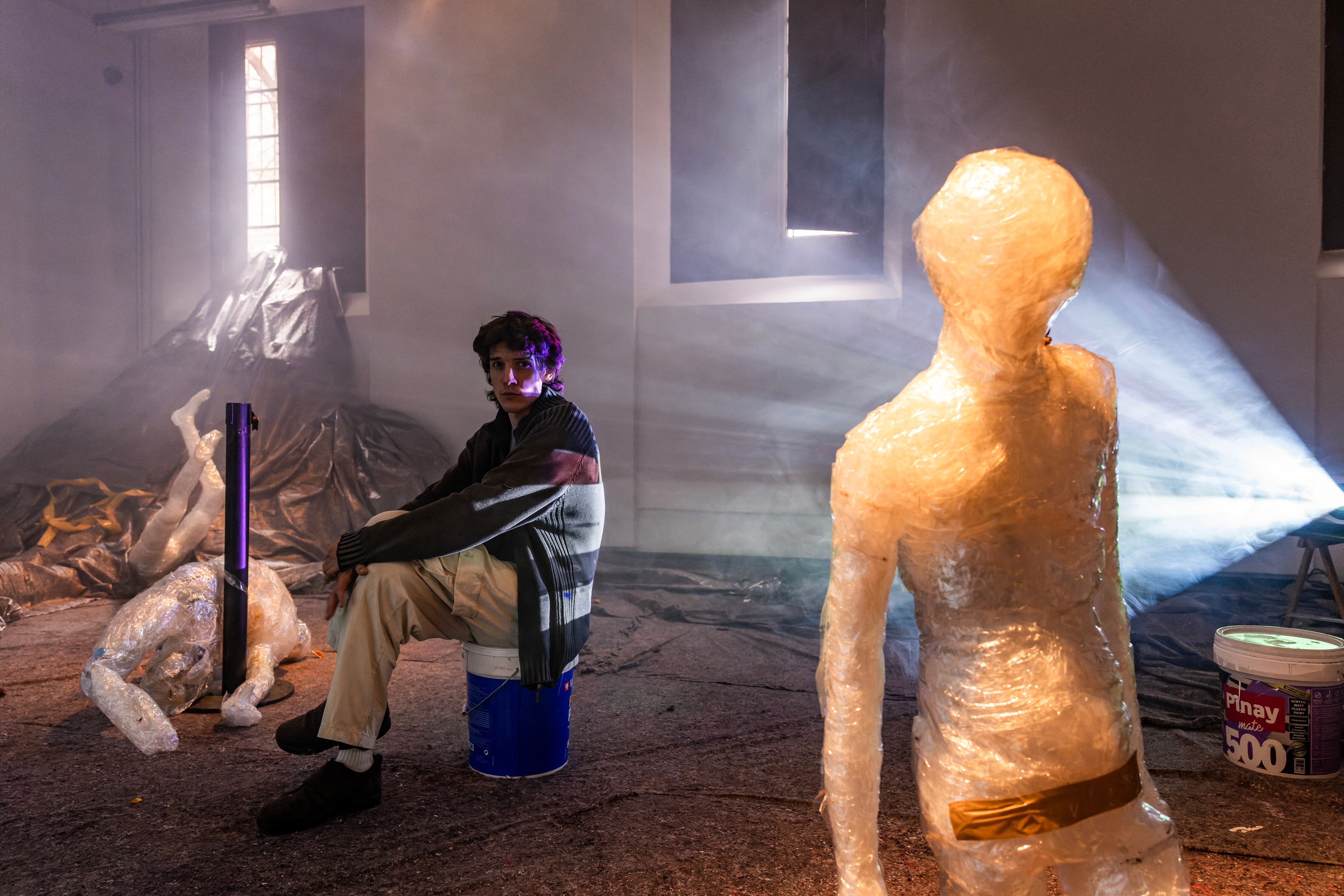 L’artista Pol Clusella oscil·la entre la lucidesa i la bogeria en una exposició a La Capella