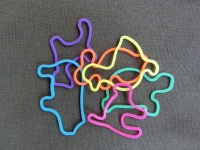 Las pulseras de colores adoptan diferentes formas.