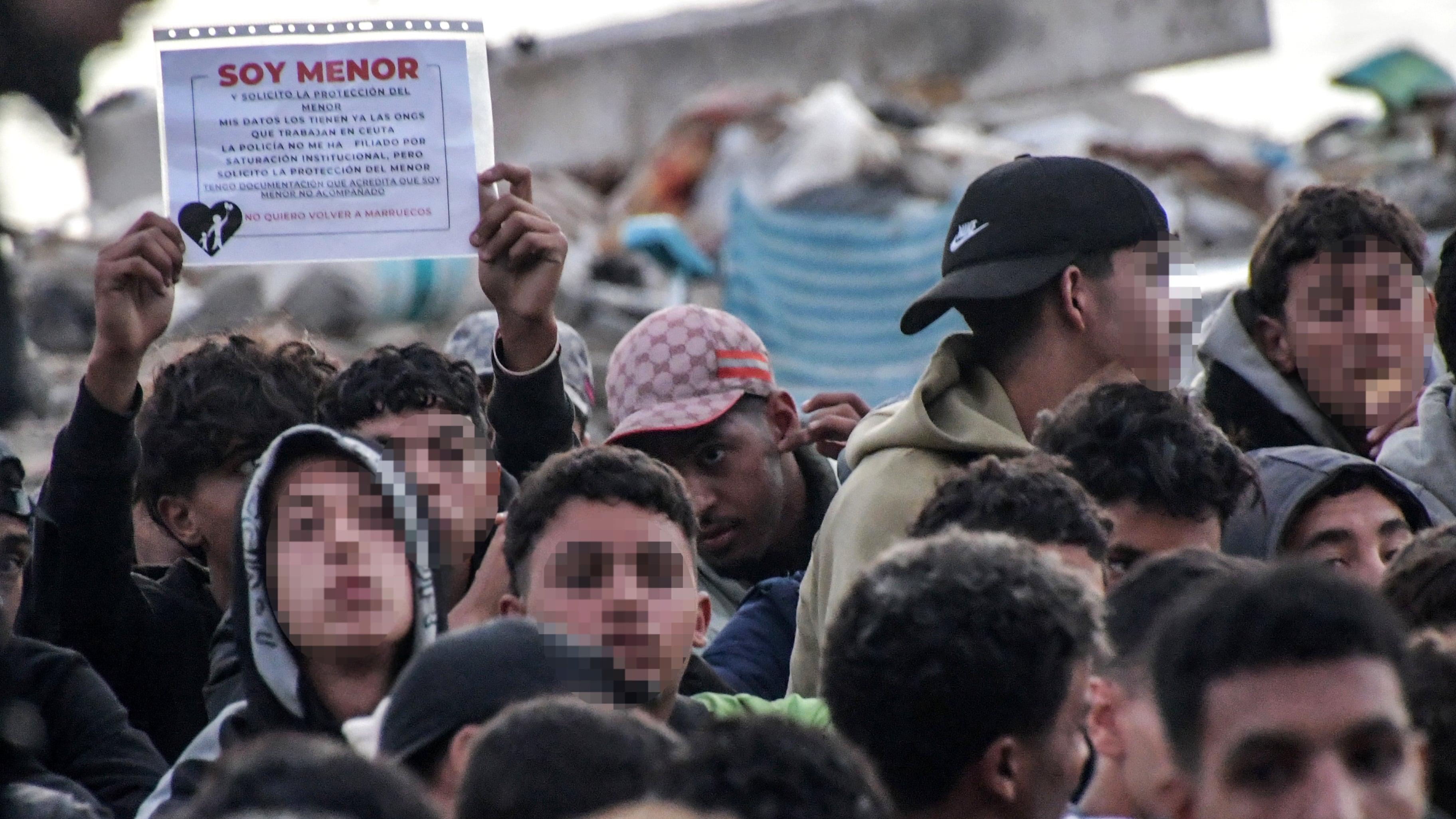 Una madrugada de huidas y otro campamento desalojado en Ceuta