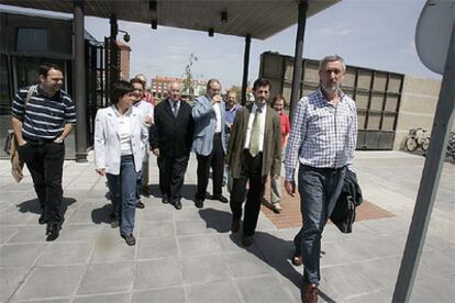 Representantes de los sindicatos llegan a la sede de Educación para la reunión.