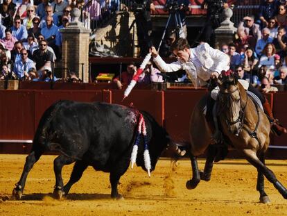 El rejoneador Guillermo Hermoso de Mendoza durante el primer toro de la tarde de ayer en la Real Maestranza de Sevilla.