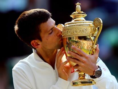 Novak Djokovic besa el trofeo del torneo de Wimbledon, este domingo.