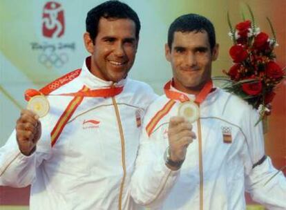 Fernando Echávarri y Antón Paz, con la medalla de oro que ganaron en Pekín en la clase Tornado.