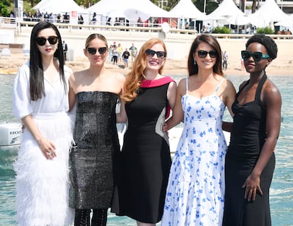 Fan Bingbing, Marion Cotillard, Jessica Chastain, Penélope Cruz y Lupita Nyong'o en la presentación de 'Agentes 355' en el festival de Cannes.