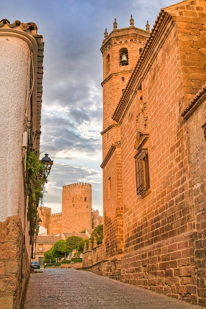 Una de las calles de la villa medieval de Baños de Encina, en la provincia de Jaén.