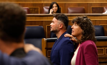 Los diputados de ERC Gabriel Rufián y Neus Ramonet, este jueves en la Cámara baja.