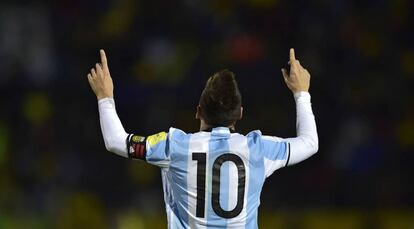 Messi celebra uno de sus tres goles a Ecuador.