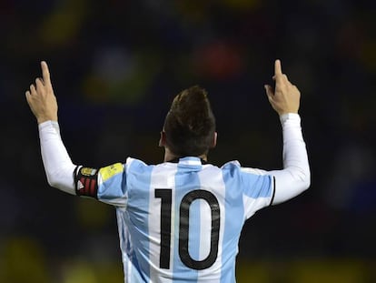 Messi celebra uno de sus tres goles a Ecuador.