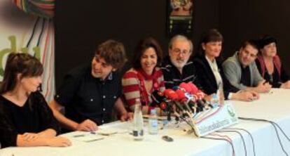 Alcaldes y concejales de Bildu, en la comparecencia que realizaron anteayer en San Sebastián.